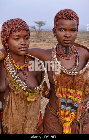 Hamer-Mädchen in ihrem Dorf in der Nähe von Turmi im Omo-Tal, Äthiopien Stockfoto