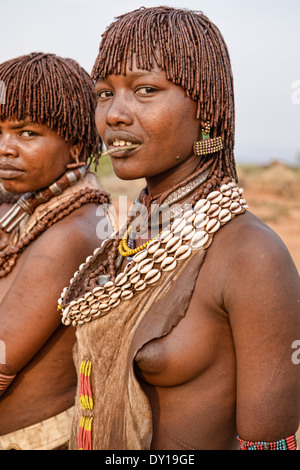 Hamer-Mädchen in ihrem Dorf in der Nähe von Turmi im Omo-Tal, Äthiopien Stockfoto