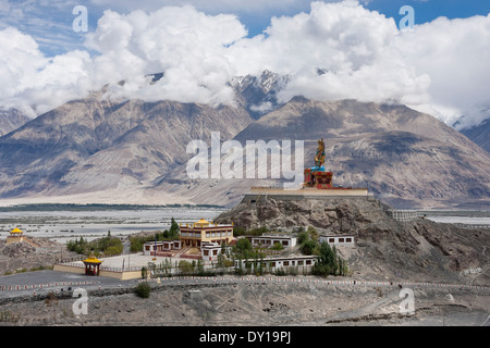 Diskit, Ladakh, Indien. Statue von Maitreya Buddha an Diskit gompa Stockfoto