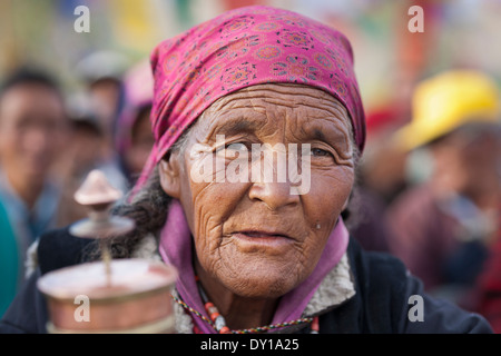 Shey, Ladakh, Indien, Südasien. Tibetisch-buddhistische Pilger mit Gebetsmühle bei Drukpa-Jahresversammlung Stockfoto