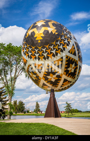 Das große Ei ist eine riesige Skulptur der Pysanka, ein Ukrainisch-Stil-Osterei in Vegreville, Alberta, Kanada. Stockfoto