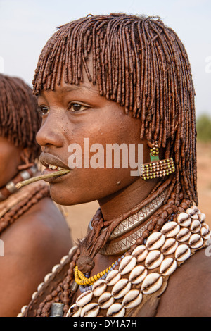 Hamer-Mädchen in ihrem Dorf in der Nähe von Turmi im Omo-Tal, Äthiopien Stockfoto