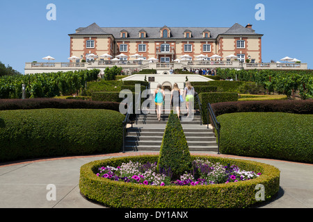 Weibliche Touristen zu Fuß die Treppe hinauf in das Weingut Domaine Carneros, Napa Valley, Kalifornien, USA Stockfoto