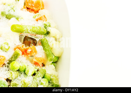 Mischung aus gefrorenem Gemüse, Karotten, Erbsen, Brokkoli, grüne Bohnen, Rosenkohl, Blumenkohl in Schüssel weiß Stockfoto