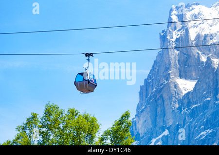 Standseilbahn mit Seilbahn in der Nähe von Alpen Stockfoto