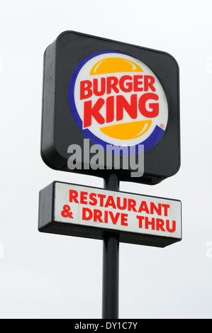Burger King Restaurant im Freien und Fahrt durch Zeichen Stockfoto