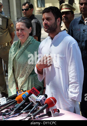 Rae Bareli, Indien. 2. April 2014. Indiens Urteil Congress party chief Sonia Gandhi (L) und ihrem Sohn Rahul Gandhi, Vizepräsident der Partei, sprechen Sie mit Medien vor der Einreichung ihrer Nominierung Papiere für die bevorstehenden Parlamentswahlen in Rae Bareli, Indien, 2. April 2014. Indien hält nationale Wahlen vom 7. April bis 12. Mai startet eine Abstimmung, die viele Beobachter als die wichtigste Wahl in mehr als 30 Jahren in dem Land zu sehen. Bildnachweis: Stringer/Xinhua/Alamy Live-Nachrichten Stockfoto