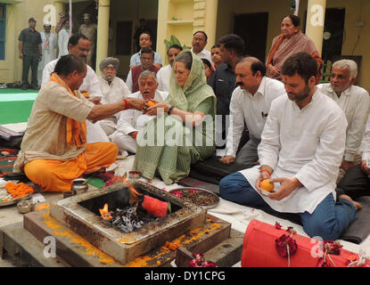 Rae Bareli, Indien. 2. April 2014. Indien der regierenden Kongresspartei Chef Sonia Gandhi (C) führt eine Hindu-Ritual mit ihrem Sohn Rahul Gandhi (R, vorne), Vizepräsident der Partei, vor der Einreichung ihrer Nominierung Papiere für die bevorstehenden Parlamentswahlen in Rae Bareli, Indien, 2. April 2014. Indien hält nationale Wahlen vom 7. April bis 12. Mai startet eine Abstimmung, die viele Beobachter als die wichtigste Wahl in mehr als 30 Jahren in dem Land zu sehen. Bildnachweis: Stringer/Xinhua/Alamy Live-Nachrichten Stockfoto