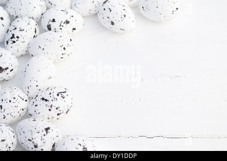 Wachteleier sind klein und bunt. Sie können roh oder gekocht gegessen werden und gelten als Delikatesse in vielen Ländern. Stockfoto