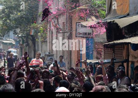 Das Holi-Fest ist Kalkuttas größten fest der Freude, Farbspektakel und, und älteste hinduistische Festival in Indien. Kolkata, ehemals Kalkutta, wird von Ihren Bewohnern "City of Joy" aufgerufen. Stockfoto