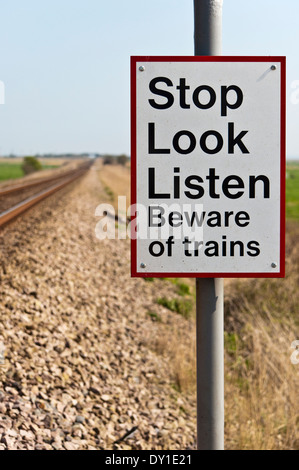 Hüten Sie sich vor Züge Schild Stop Blick hören Warnung am Bahnübergang auf ländliche Bahnlinie Stockfoto