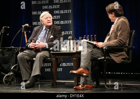 Hamburg, Deutschland. 2. April 2014. Der ehemalige deutsche Bundeskanzler und Mitherausgeber der Zeitung "Die Zeit" Helmut Schmidt (L, SPD) und Chefredakteur von "Die Zeit" Giovanni di Lorenzo sitzen auf dem Podium bei der Veranstaltungsreihe "Die lange Nacht der Wochenzeitung" am Schauspielhaus in Hamburg, Deutschland, 2. April 2014. Der frühere deutsche Bundeskanzler beantwortet gesammelten Leser auf Hamburg. "Zeit zu sterben" werden zum ersten Mal mit einem Lokalteil für Hamburg am 3. April 2014 bekanntgegeben. Foto: BODO MARKS/DPA/Alamy Live-Nachrichten