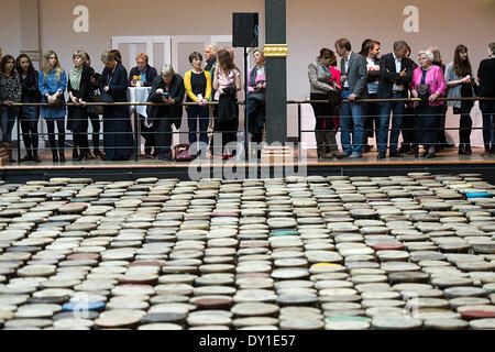 Berlin, Deutschland. 2. April 2014. Besucher sehen die Installation "Hocker" in der Ai Weiwei-Ausstellung im Martin-Gropius-Bau in Berlin, Deutschland, 2. April 2014. Diese Ausstellung ist Ai Weiweis größte weltweit so weit. Foto: MAURIZIO GAMBARINI/DPA/Alamy Live-Nachrichten Stockfoto