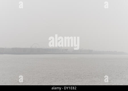 Liverpool, Vereinigtes Königreich. 3. April 2014. Smog verdeckt die Liverpool Skyline auf Donnerstag, 3. April 2014, erstellt durch eine Mischung von Umweltverschmutzung und Saharastaub. Bildnachweis: Peter Carr/Alamy Live-Nachrichten Stockfoto