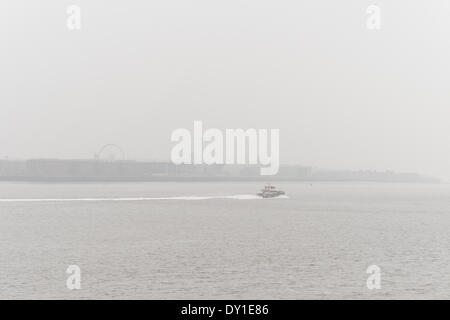 Liverpool, Vereinigtes Königreich. 3. April 2014. Smog verdeckt die Liverpool Skyline auf Donnerstag, 3. April 2014, erstellt durch eine Mischung von Umweltverschmutzung und Saharastaub. Bildnachweis: Peter Carr/Alamy Live-Nachrichten Stockfoto