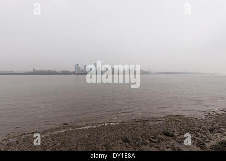 Liverpool, Vereinigtes Königreich. 3. April 2014. Smog verdeckt die Liverpool Skyline auf Donnerstag, 3. April 2014, erstellt durch eine Mischung von Umweltverschmutzung und Saharastaub. Bildnachweis: Peter Carr/Alamy Live-Nachrichten Stockfoto