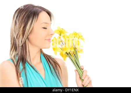 Schöne Mädchen riechen den Duft der Blumen Stockfoto