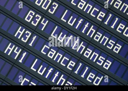 München, Deutschland. 3. April 2014. 3. April 2014 werden auf einer Informationstafel am Flughafen "Franz Josef Strauß" in München, "Lufthansa" und "storniert" angezeigt. Fluggesellschaft Lufthansa hatte 3.800 Flüge wegen eines Streiks der Piloten von 02 bis 4. April 2014 streichen. Foto: ARMIN WEIGEL/DPA/Alamy Live-Nachrichten Stockfoto