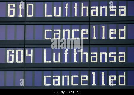 München, Deutschland. 3. April 2014. 3. April 2014 werden auf einer Informationstafel am Flughafen "Franz Josef Strauß" in München, "Lufthansa" und "storniert" angezeigt. Fluggesellschaft Lufthansa hatte 3.800 Flüge wegen eines Streiks der Piloten von 02 bis 4. April 2014 streichen. Foto: ARMIN WEIGEL/DPA/Alamy Live-Nachrichten Stockfoto