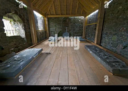 Schweren Platten im Inneren der Kapelle der Benutzeroberfläche oder Auge, Kirche St. Columba, Aiginish, in der Nähe von Stornoway, Lewis, Western Isles, Schottland, UK Stockfoto