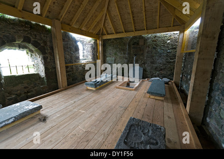 Schweren Platten im Inneren der Kapelle der Benutzeroberfläche oder Auge, Kirche St. Columba, Aiginish, in der Nähe von Stornoway, Lewis, Western Isles, Schottland, UK Stockfoto