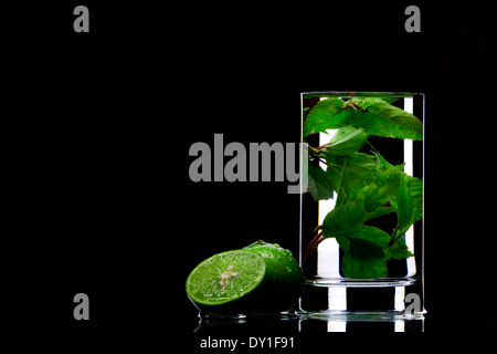 Blick auf Glas gefüllt mit grünem Tee und einige Linden beiseite Stockfoto