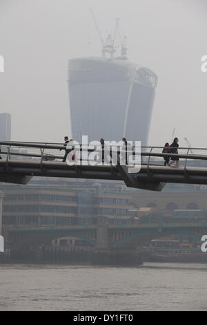 London, UK. 3. April 2014. London-Smog: Millennium Bridge, City of London, London, UK Pendler machen ihren Weg über die Millennium Bridge als der London-Smog und Roter Staub aus der Sahara gefegt weiterhin hohe Luftverschmutzung führen quer durch die Hauptstadt. Zahlreiche Flüge wurden abgesagt und Menschen zu Hause zu bleiben, wenn sie leiden an Asthma oder Herz Bedingungen hingewiesen wurde. Bildnachweis: Jeff Gilbert/Alamy Live-Nachrichten Stockfoto