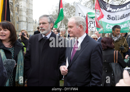 Martin McGuinness (R) und Gerry Adams (L) lassen es Benn Beerdigung in London auf 14. März 2014. Stockfoto