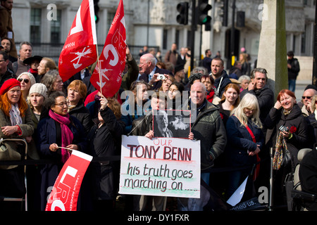 Trauernden teilnehmen die Trauerfeier von Tony Benn am St.-Margarethen Kirche in London am 27. März 2014. Stockfoto