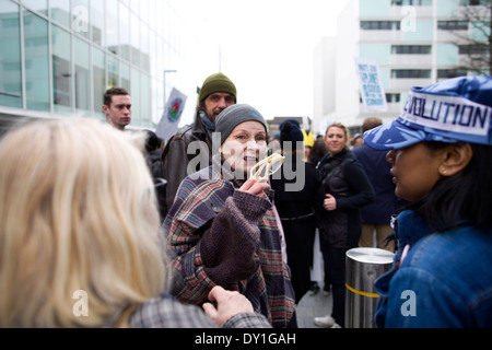 Vivienne Westwood schließt sich Aktivisten auf einer Demonstration zum protest gegen geplante Fracking-Standorte in Großbritannien. London. 19.03.2014 Stockfoto