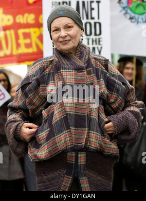 Vivienne Westwood schließt sich Aktivisten auf einer Demonstration zum protest gegen geplante Fracking-Standorte in Großbritannien. London. 19.03.2014 Stockfoto