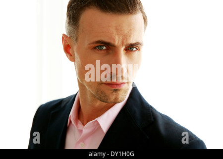 Closeup Portrait ein hübscher Mann isoliert auf weißem Hintergrund Stockfoto