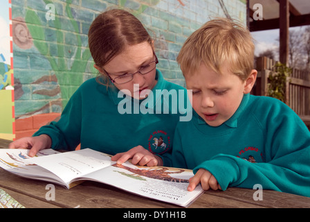 Schüler der Grundschulen (DRS 2 & 6) Lesung im Spielplatz, Farnham, Surrey, Großbritannien.
