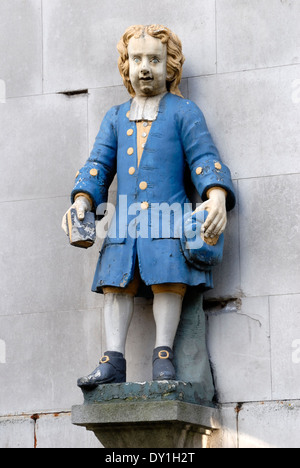 London, England, Großbritannien. St. Andrew’s Church, Holborn. Bluecoat Boy - früher am Eingang der St. Andrew's Parochial School Stockfoto