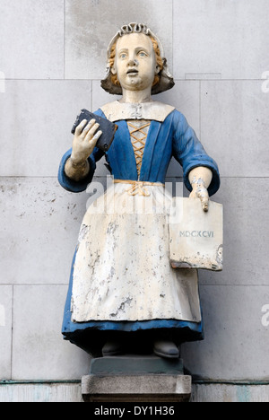 London, England, Vereinigtes Königreich. St-Andreas Kirche, Holborn. Bluecoat Mädchen - ehemals am Eingang von der St Andrew Bekenntnisschule Stockfoto