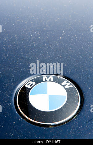 Bristol, UK. 3. April 2014. Eine BMW-Auto-Abzeichen, Staub aus der Sahara erzogen bedeckt sieht in Bristol. Eine Kombination von Staub aus der Sahara, Emissionen aus Europa und Umweltverschmutzung hat eine Decke aus Smog über großen Gebieten des Vereinigten Königreichs - woraufhin Warnungen von Gesundheitsbehörden geschaffen. 3. April 2014 Kredit: Adam Gasson/Alamy Live-Nachrichten Stockfoto