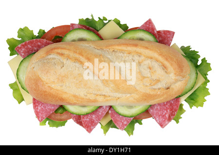 Draufsicht auf ein Sandwich mit Salami, Käse, Tomaten, Salat und Gurke Stockfoto