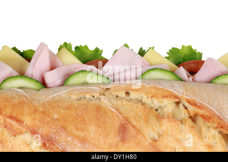 Draufsicht auf ein Baguette mit Schinken, Käse, Tomaten, Salat und Gurke Stockfoto