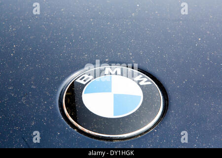 Bristol, UK. 3. April 2014. Eine BMW-Auto-Abzeichen, Staub aus der Sahara erzogen bedeckt sieht in Bristol. Eine Kombination von Staub aus der Sahara, Emissionen aus Europa und Umweltverschmutzung hat eine Decke aus Smog über großen Gebieten des Vereinigten Königreichs - woraufhin Warnungen von Gesundheitsbehörden geschaffen. 3. April 2014 Kredit: Adam Gasson/Alamy Live-Nachrichten Stockfoto