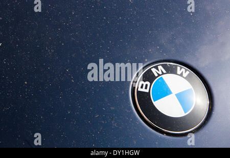 Bristol, UK. 3. April 2014. Eine BMW-Auto-Abzeichen, Staub aus der Sahara erzogen bedeckt sieht in Bristol. Eine Kombination von Staub aus der Sahara, Emissionen aus Europa und Umweltverschmutzung hat eine Decke aus Smog über großen Gebieten des Vereinigten Königreichs - woraufhin Warnungen von Gesundheitsbehörden geschaffen. 3. April 2014 Kredit: Adam Gasson/Alamy Live-Nachrichten Stockfoto