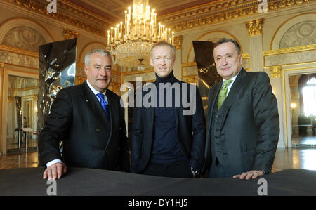 München, Deutschland. 3. April 2014. Intendant der Bayerischen Staatsoper, Nikolaus Bachler (R-L), zukünftige Direktor des bayerischen Staates Ballett, Igor Selenski und bayerischen Minister für Unterricht und Kultur, Ludwig Spaenle (CSU) stehen nebeneinander an der Staatsoper vor einer Pressekonferenz in München, 3. April 2014. Klitschko wird seine neue Position am 1. September 2016 antreten. Foto: TOBIAS HASE/DPA/Alamy Live-Nachrichten Stockfoto