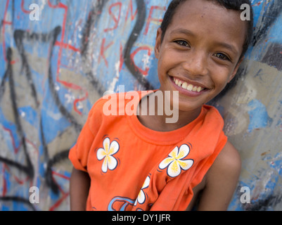 Lokale junge aus Stelzenläufer Dorf von Koki, Port Moresby, Papua-Neuguinea Stockfoto