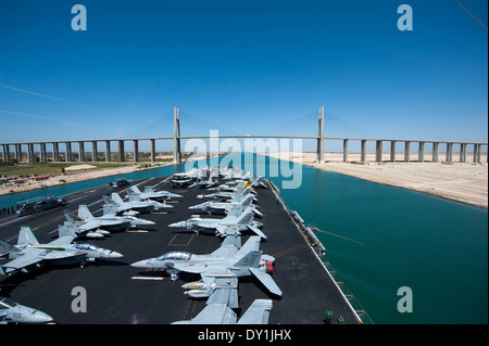 U.S. Navy nuklearen Flugzeugträger USS Harry S. Truman unterquert die Brücke der Freundschaft in den Suezkanal 28. März 2014 in El Qantara, Ägypten. Stockfoto