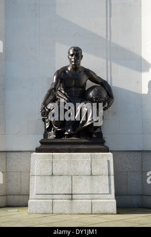 Bronze-Skulptur an der Hall of Memory Birmingham, England Stockfoto