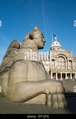 Statue in Victoria Square Birmingham England mit Sozialwohnung im Hintergrund an sonnigen Frühlingstag Stockfoto