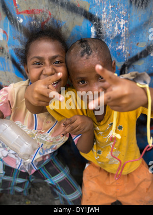 Lokale Chiildren von Pfahlbauten Dorf von Koki, Port Moresby, Papua New Guinea Stockfoto