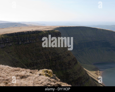 Wanderer auf Bannau Sir Gaer mit Blick auf Llyn y Fan Fach, gesehen von Picws Du auf Black Mountain (Carmarthen Lüfter), Brecon Beacons Stockfoto