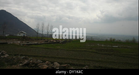 Srinagar, indische verabreicht Kaschmir. 3. April 2014: ein Arieal Blick über Srinagar Stadt während den bewölkten Himmel im indischen Teil Kaschmirs, wo die Sonne war heute spielen verstecken und suchen. (Sofi Suhail/Alamy Live-Nachrichten) Stockfoto