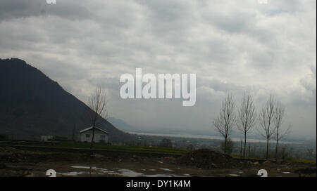 Srinagar, indische verabreicht Kaschmir. 3. April 2014: ein Arieal Blick über Srinagar Stadt während den bewölkten Himmel im indischen Teil Kaschmirs, wo die Sonne war heute spielen verstecken und suchen. (Sofi Suhail/Alamy Live-Nachrichten) Stockfoto