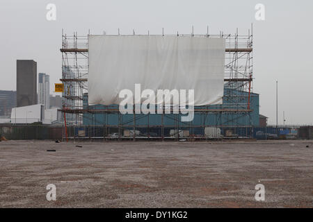 Liverpool, Vereinigtes Königreich. 3. April 2014. Die Kinoleinwand, teilweise nur noch aufgebaut misst 15x20m und sitzt auf einem ehemals unbebauten Grundstück am Clarence Dock in Liverpool. Bildnachweis: Adam Vaughan/Alamy Live-Nachrichten Stockfoto